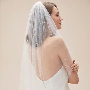 NWT Ivory Fingertip Veil “Hand Beaded Scattered Pearl”